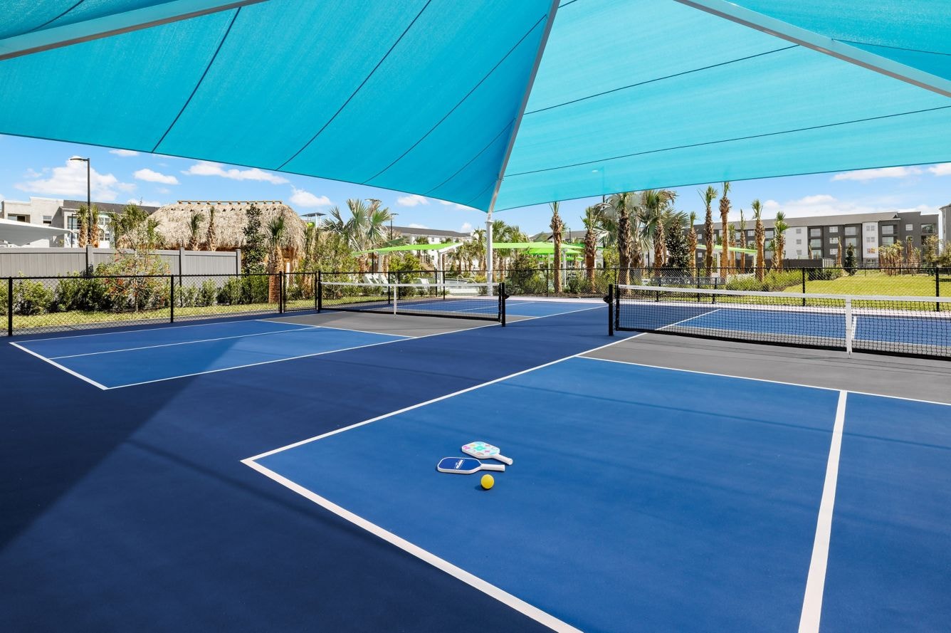 Pickleball court with turquoise shade canopy installation in Florida